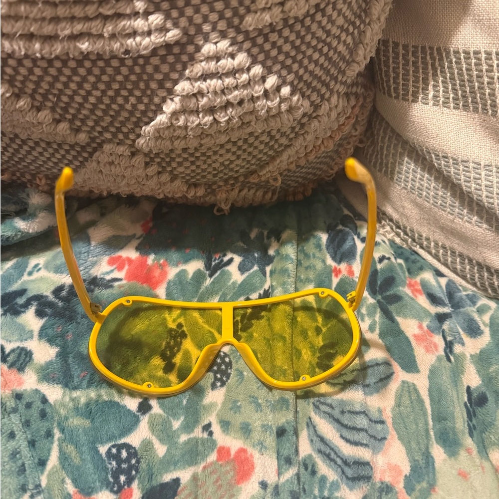 Oversized Sunglasses - Picture 2 of 8
